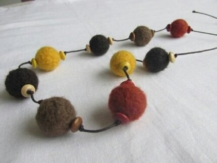 COLLAR CON AROS PELOTAS VELLÓN