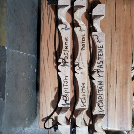 COLGADOR LLAVE YUGO PIROGRABADO