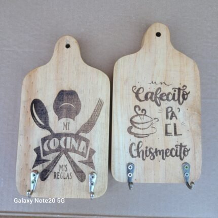 TABLA CHICA COLGADOR LLAVES, MANTELES, UTENSILIOS COCINA, TAZA U OTRO